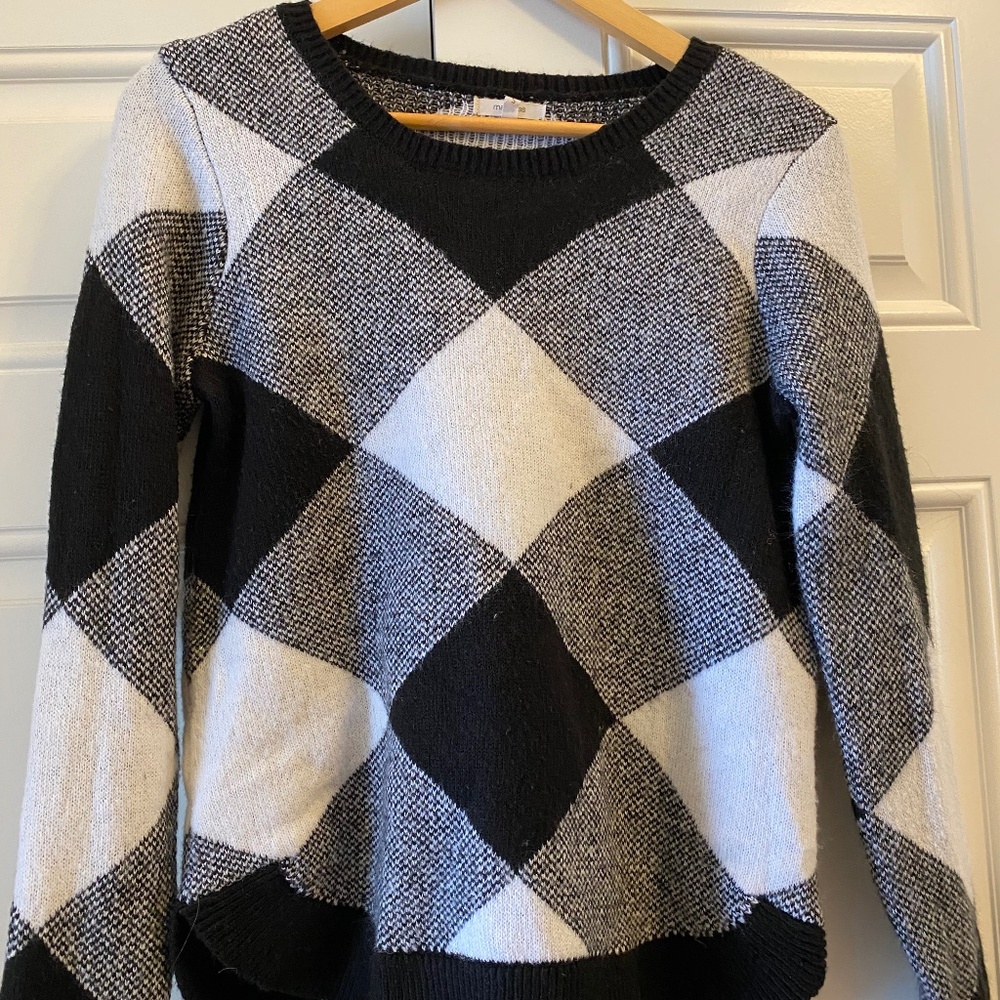 Maurices - black/whsite sweater small